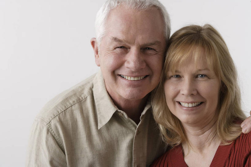 西方人,老年人,两个人,家庭,夫妻,抱,笑,微笑,露齿笑,横图,室内,白天,正面,爱情,欧洲,欧洲人,灰色背景,服装,浪漫,依偎,注视,休闲装,衣服,红色,观察,看,靠,靠着,倚靠,休闲,温暖,温馨,一家人,休闲服,恩爱,恋人,摄影,服饰,影棚,抱着,观看,和睦,察看,搂着,倚着,关注,依附,依赖,投靠,老年男性,老年女性,男人,男性,女人,女性,白种人,夫妇,情侣,怀抱,搂,搂抱,相抱,拥抱,半身,彩图,影棚拍摄,拍摄,伴侣,融洽