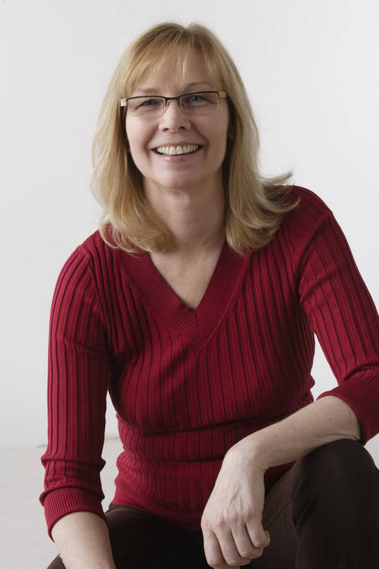 西方人,一个人,站,坐,笑,微笑,露齿笑,竖图,室内,白天,正面,欧洲,欧洲人,仅一个女性,仅一个人,一副,灰色背景,服装,眼镜,注视,休闲装,衣服,红色,观察,看,站着,仅一个中年女性,休闲,休闲服,摄影,服饰,影棚,观看,察看,关注,近视眼镜,女人,女性,中年女性,白种人,站立,坐着,半身,彩图,影棚拍摄,拍摄