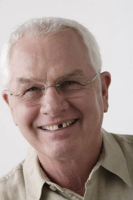 西方人,脸,头,脸颊,脖子,头发,一个人,笑,微笑,露齿笑,竖图,室内,特写,白天,白色背景,正面,欧洲,欧洲人,仅一个男性,仅一个人,一副,服装,眼镜,注视,休闲装,衣服,白色,观察,看,仅一个老年男性,休闲,休闲服,摄影,服饰,影棚,观看,老花镜,察看,关注,远视眼镜,老年男性,男人,男性,白种人,头部,直发,脖,颈,颈部,脸部,脸蛋,面部,半身,彩图,影棚拍摄,拍摄,短发