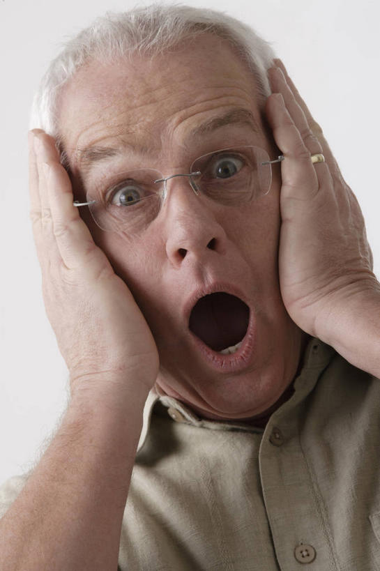 西方人,脸,头,脸颊,手,头发,一个人,摸,竖图,室内,特写,白天,白色背景,正面,欧洲,欧洲人,双手,仅一个男性,仅一个人,一副,抚摸,服装,眼镜,注视,休闲装,衣服,白色,观察,看,张嘴,仅一个老年男性,休闲,手部,休闲服,摄影,服饰,影棚,观看,老花镜,害怕,惊恐,察看,关注,张大嘴巴,远视眼镜,老年男性,男人,男性,白种人,头部,直发,脸部,脸蛋,面部,张开嘴,触摸,接触,半身,彩图,影棚拍摄,拍摄,短发