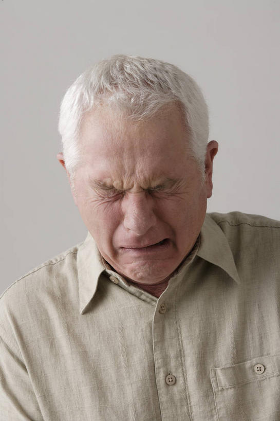 西方人,脸,头,脸颊,头发,一个人,闭眼,哭,竖图,室内,特写,白天,白色背景,正面,失败,欧洲,欧洲人,仅一个男性,仅一个人,服装,沮丧,休闲装,肩膀,衣服,白色,低头,仅一个老年男性,休闲,难受,休闲服,无奈,眼泪,摄影,服饰,影棚,失望,悲伤,伤心,难过,泪水,失落,颓废,挫败,受挫,落败,落空,错过,失足,失意,失策,失算,颓丧,衰颓,悲哀,懊丧,颓靡,气馁,丧气,垂头,败北,挫折,失利,老年男性,男人,男性,白种人,头部,直发,脸部,脸蛋,面部,闭眼睛,闭着眼,闭着眼睛,半身,彩图,影棚拍摄,哭泣,哭啼,拍摄,短发