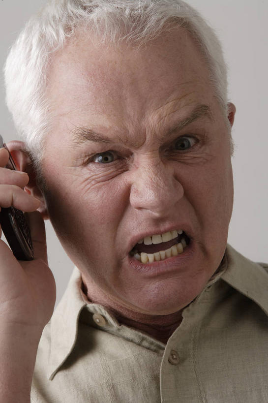 西方人,脸,头,脸颊,手,头发,一个人,打电话,竖图,室内,特写,白天,白色背景,正面,电话,手机,欧洲,欧洲人,仅一个男性,仅一个人,握,服装,生气,拿,听,大喊,拿着,注视,休闲装,通讯设备,衣服,白色,观察,看,仅一个老年男性,休闲,手部,休闲服,握着,愤怒,摄影,服饰,影棚,观看,单手,大叫,恼怒,察看,愤慨,怒气,气愤,发怒,关注,怒火,情绪,脾气,一部,忿怒,怨恨,强烈,大呼,气忿,愤恨,肝火,激动,交流,老年男性,男人,男性,白种人,头部,直发,脸部,脸蛋,面部,沟通,通话,半身,彩图,影棚拍摄,拍摄,短发