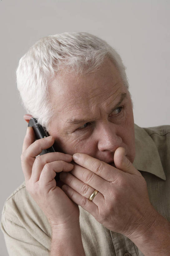 西方人,脸,头,脸颊,手,头发,一个人,说,打电话,竖图,室内,特写,白天,白色背景,正面,讨论,电话,手机,欧洲,欧洲人,双手,仅一个男性,仅一个人,握,服装,拿,听,拿着,注视,休闲装,通讯设备,衣服,白色,观察,看,仅一个老年男性,休闲,手部,休闲服,握着,摄影,服饰,影棚,观看,察看,关注,私语,密语,耳语,一部,交流,老年男性,男人,男性,白种人,头部,直发,脸部,脸蛋,面部,沟通,讲话,交谈,商讨,说话,谈话,通话,半身,彩图,影棚拍摄,拍摄,短发