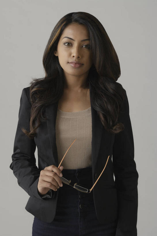 东方人,一个人,商务人士,商务女性,站,笑,微笑,竖图,室内,白天,正面,亚洲,仅一个年轻女性,仅一个女性,仅一个人,一副,握,灰色背景,套装,眼镜,拿,拿着,注视,黄种人,观察,看,站着,握着,摄影,影棚,观看,察看,关注,商务装,近视眼镜,工薪阶层,年轻女性,女人,女性,亚洲人,白领,上班族,站立,半身,彩图,影棚拍摄,拍摄