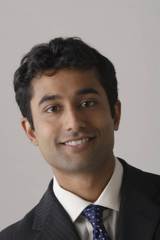 脸,头,脸颊,脖子,头发,一个人,商务人士,商务男性,笑,微笑,露齿笑,竖图,室内,特写,白天,正面,衬衫,亚洲,仅一个男性,仅一个人,灰色背景,套装,领带,注视,肩膀,仅一个年轻男性,黑色,观察,看,摄影,影棚,观看,察看,象征,庄重,关注,商务装,身份,工薪阶层,正式,地位,男人,男性,年轻男性,亚洲人,印度人,头部,卷发,脖,颈,颈部,脸部,脸蛋,面部,白领,上班族,半身,彩图,影棚拍摄,衬衣,拍摄,短发