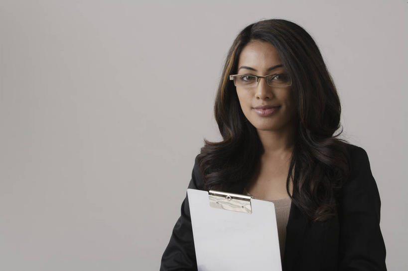 东方人,一个人,商务人士,商务女性,站,笑,微笑,横图,室内,白天,正面,亚洲,仅一个年轻女性,仅一个女性,仅一个人,一副,握,灰色背景,套装,材料,档案,文件,眼镜,纸,拿,拿着,注视,黄种人,手稿,资料,观察,看,站着,握着,摄影,影棚,观看,证明,察看,关注,文档,商务装,近视眼镜,工薪阶层,年轻女性,女人,女性,亚洲人,白领,上班族,站立,半身,彩图,影棚拍摄,拍摄