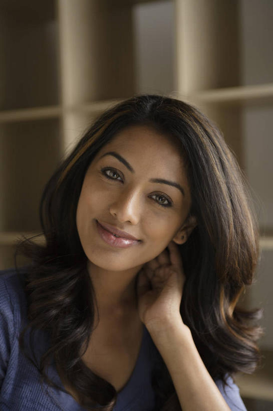 东方人,脸,头,脸颊,手,头发,一个人,笑,微笑,竖图,室内,特写,白天,正面,亚洲,仅一个年轻女性,仅一个女性,仅一个人,撑,阴影,服装,反射,影子,棕色,置物架,托腮,注视,休闲装,黄种人,架子,衣服,观察,看,托,休闲,手部,休闲服,服饰,观看,单手,察看,关注,托下巴,陈列架,搁架,单手托腮,年轻女性,女人,女性,亚洲人,头部,长发,卷发,脸部,脸蛋,面部,半身,彩图