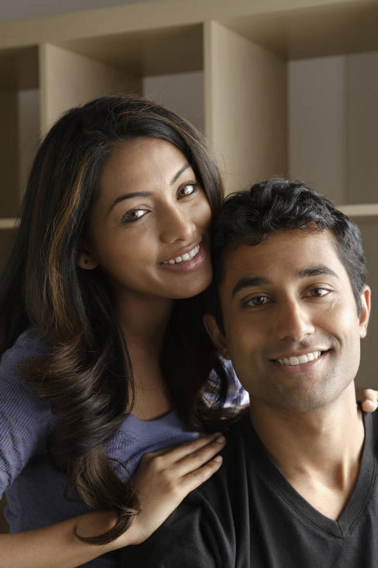 东方人,两个人,笑,微笑,露齿笑,竖图,室内,白天,正面,爱情,亚洲,阴影,服装,反射,影子,墙,浪漫,置物架,依偎,注视,休闲装,黄种人,架子,墙壁,墙面,衣服,观察,看,靠,靠着,倚靠,休闲,温暖,温馨,休闲服,恩爱,搭,恋人,服饰,观看,和睦,察看,倚着,搭着,关注,陈列架,依附,依赖,投靠,搁架,男人,男性,年轻男性,年轻女性,女人,女性,亚洲人,印度人,情侣,半身,彩图,伴侣,融洽