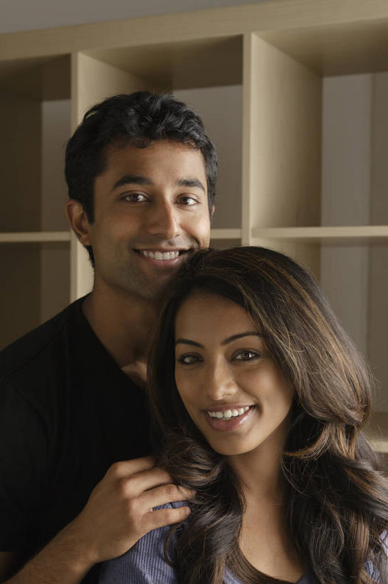 东方人,两个人,笑,微笑,露齿笑,竖图,室内,白天,正面,爱情,亚洲,阴影,服装,反射,影子,墙,浪漫,置物架,依偎,注视,休闲装,黄种人,架子,墙壁,墙面,衣服,观察,看,靠,靠着,倚靠,休闲,温暖,温馨,休闲服,恩爱,搭,恋人,服饰,观看,和睦,察看,倚着,搭着,关注,陈列架,依附,依赖,投靠,搁架,男人,男性,年轻男性,年轻女性,女人,女性,亚洲人,印度人,情侣,半身,彩图,伴侣,融洽