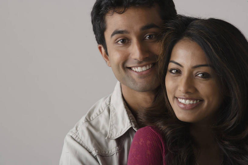 东方人,两个人,站,笑,微笑,露齿笑,横图,室内,白天,正面,爱情,亚洲,灰色背景,服装,浪漫,依偎,注视,休闲装,黄种人,衣服,红色,观察,看,靠,靠着,倚靠,站着,休闲,温暖,温馨,休闲服,恩爱,恋人,摄影,服饰,影棚,观看,和睦,察看,倚着,关注,依附,依赖,投靠,男人,男性,年轻男性,年轻女性,女人,女性,亚洲人,印度人,情侣,站立,半身,彩图,影棚拍摄,拍摄,伴侣,融洽