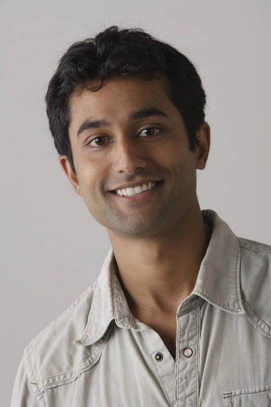 脸,头,脸颊,脖子,头发,一个人,笑,微笑,露齿笑,竖图,室内,特写,白天,正面,衬衫,亚洲,仅一个男性,仅一个人,灰色背景,服装,注视,肩膀,仅一个年轻男性,衣服,黑色,观察,看,摄影,服饰,影棚,观看,察看,衣着,穿着,关注,衣饰,男人,男性,年轻男性,亚洲人,印度人,头部,卷发,脖,颈,颈部,脸部,脸蛋,面部,半身,彩图,影棚拍摄,衬衣,拍摄,短发