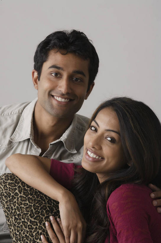 东方人,两个人,坐,笑,微笑,露齿笑,竖图,室内,白天,正面,爱情,沙发,亚洲,灰色背景,服装,浪漫,注视,休闲装,黄种人,衣服,红色,观察,看,休闲,温暖,温馨,休闲服,恩爱,恋人,摄影,服饰,影棚,观看,和睦,察看,关注,布艺沙发,男人,男性,年轻男性,年轻女性,女人,女性,亚洲人,印度人,情侣,坐着,半身,彩图,影棚拍摄,拍摄,伴侣,融洽