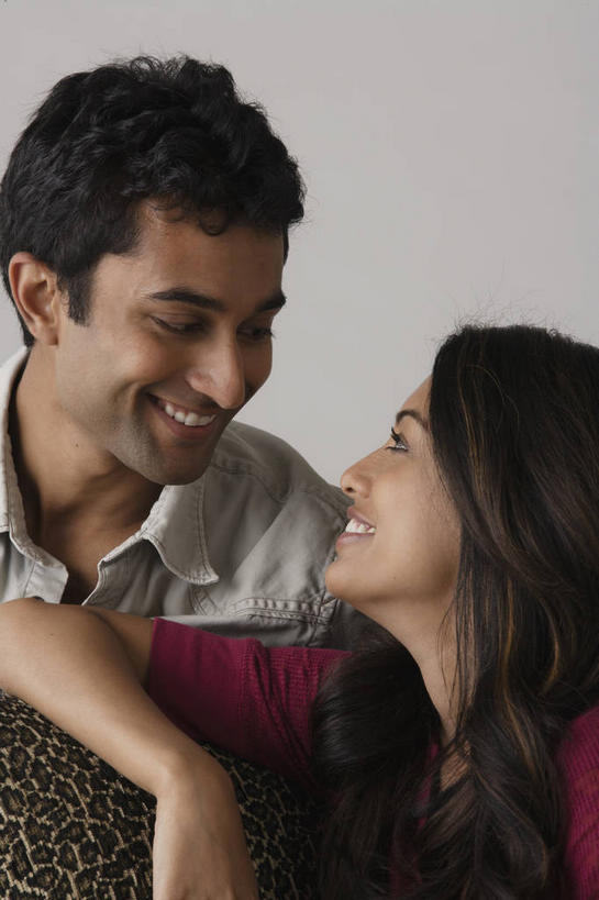 东方人,两个人,坐,笑,微笑,露齿笑,竖图,室内,白天,正面,爱情,沙发,亚洲,灰色背景,服装,浪漫,注视,休闲装,黄种人,相视,衣服,红色,观察,看,休闲,温暖,温馨,面对面,休闲服,恩爱,恋人,摄影,服饰,影棚,观看,对视,和睦,察看,互视,关注,相对,布艺沙发,相看,男人,男性,年轻男性,年轻女性,女人,女性,亚洲人,印度人,情侣,抬头,仰头,坐着,半身,彩图,影棚拍摄,拍摄,伴侣,融洽