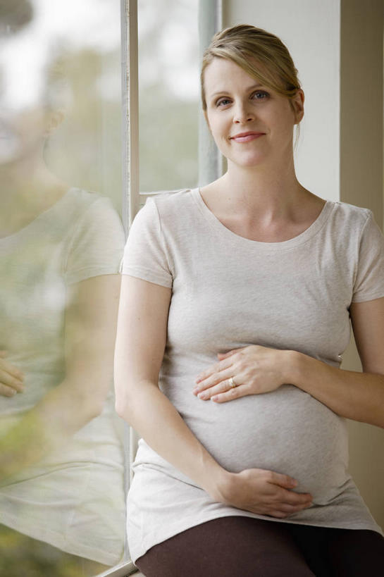 西方人,孕妇,一个人,坐,笑,摸,微笑,竖图,室内,白天,正面,植物,窗户,欧洲,欧洲人,仅一个女性,仅一个人,抚摸,阴影,服装,朦胧,模糊,反射,影子,注视,休闲装,玻璃窗,树,树木,衣服,绿色,自然,观察,看,仅一个中年女性,休闲,怀孕,休闲服,服饰,生长,成长,观看,察看,待产,关注,妊娠,准妈妈,女人,女性,中年女性,白种人,产妇,触摸,接触,坐着,半身,彩图