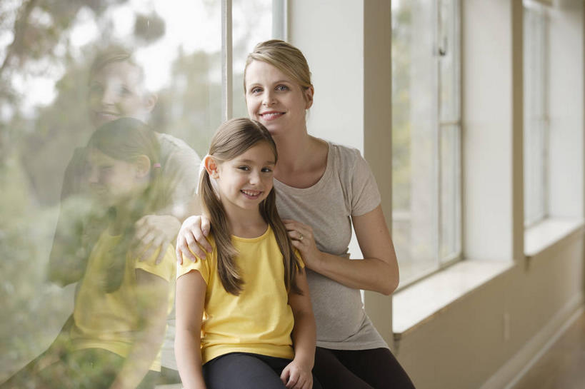 西方人,儿童,中年人,孕妇,两个人,家庭,母亲,女儿,坐,笑,微笑,露齿笑,横图,室内,白天,正面,纯洁,植物,窗户,欧洲,欧洲人,阴影,服装,反射,影子,注视,休闲装,玻璃窗,树,树木,小孩,衣服,黄色,绿色,自然,观察,看,休闲,温暖,温馨,母女,一家人,怀孕,休闲服,可爱,母爱,童年,童趣,搭,服饰,生长,成长,观看,和睦,察看,待产,搭着,关注,童真,烂漫,无邪,妊娠,准妈妈,天真,女孩,女人,女性,中年女性,白种人,孩子,产妇,坐着,半身,彩图,融洽,女生