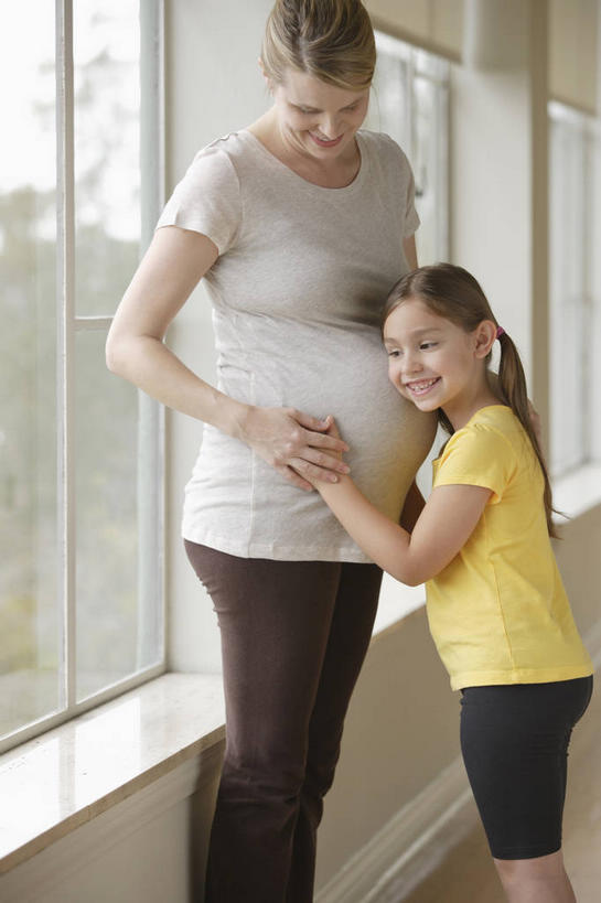 西方人,儿童,中年人,孕妇,两个人,家庭,母亲,女儿,站,笑,摸,微笑,露齿笑,竖图,室内,白天,侧面,纯洁,植物,窗户,欧洲,欧洲人,抚摸,阴影,服装,反射,影子,听,依偎,注视,休闲装,玻璃窗,树,树木,小孩,衣服,黄色,绿色,自然,观察,看,靠,靠着,倚靠,站着,休闲,温暖,温馨,母女,一家人,怀孕,休闲服,可爱,母爱,童年,童趣,服饰,生长,成长,观看,和睦,察看,倚着,待产,关注,童真,烂漫,无邪,依附,依赖,投靠,妊娠,准妈妈,天真,女孩,女人,女性,中年女性,白种人,孩子,产妇,触摸,接触,站立,半身,彩图,融洽,女生