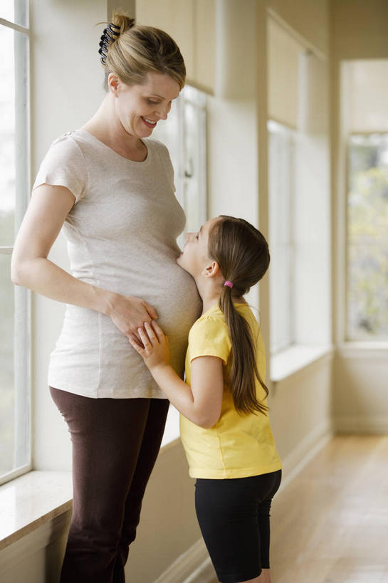 西方人,儿童,中年人,孕妇,两个人,家庭,母亲,女儿,站,握手,笑,微笑,露齿笑,竖图,室内,白天,侧面,纯洁,植物,窗户,欧洲,欧洲人,阴影,服装,反射,影子,注视,休闲装,玻璃窗,相视,树,树木,小孩,衣服,黄色,绿色,自然,低头,观察,看,站着,休闲,温暖,温馨,母女,一家人,面对面,怀孕,休闲服,可爱,母爱,童年,童趣,服饰,生长,成长,观看,对视,和睦,察看,互视,待产,关注,相对,童真,烂漫,无邪,相看,妊娠,准妈妈,垂头,天真,女孩,女人,女性,中年女性,白种人,孩子,产妇,搀手,拉手,手搀手,手拉手,手牵手,手握手,抬头,仰头,站立,半身,彩图,融洽,女生