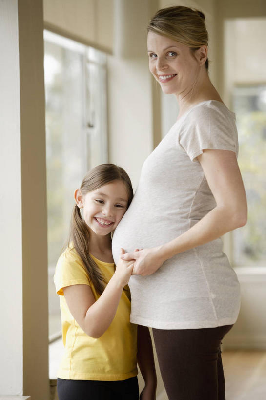 西方人,儿童,中年人,孕妇,两个人,家庭,母亲,女儿,站,握手,笑,微笑,露齿笑,竖图,室内,白天,侧面,纯洁,植物,窗户,欧洲,欧洲人,阴影,服装,反射,影子,听,依偎,注视,休闲装,玻璃窗,树,树木,小孩,衣服,黄色,绿色,自然,观察,看,靠,靠着,倚靠,站着,休闲,温暖,温馨,母女,一家人,怀孕,休闲服,可爱,母爱,童年,童趣,服饰,生长,成长,观看,和睦,察看,倚着,待产,关注,童真,烂漫,无邪,依附,依赖,投靠,妊娠,准妈妈,天真,女孩,女人,女性,中年女性,白种人,孩子,产妇,搀手,拉手,手搀手,手拉手,手牵手,手握手,站立,半身,彩图,融洽,女生