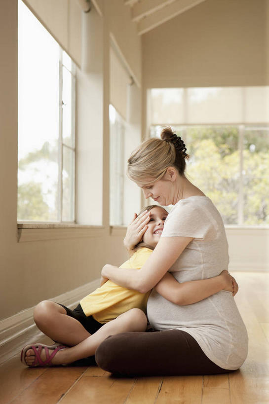 西方人,儿童,中年人,孕妇,两个人,家庭,母亲,女儿,坐,抱,盘腿,竖图,室内,白天,侧面,纯洁,植物,窗户,地板,欧洲,欧洲人,阴影,服装,反射,影子,地面,注视,休闲装,木地板,玻璃窗,相视,树,树木,小孩,衣服,黄色,绿色,自然,低头,观察,看,休闲,温暖,温馨,母女,一家人,面对面,怀孕,休闲服,可爱,母爱,童年,童趣,服饰,生长,成长,抱着,观看,对视,和睦,察看,互视,搂着,待产,关注,相对,童真,烂漫,无邪,相看,妊娠,准妈妈,垂头,天真,女孩,女人,女性,中年女性,白种人,孩子,产妇,怀抱,搂,搂抱,盘腿而坐,盘膝,盘着腿的,盘着腿坐,双腿交叉,抬头,相抱,仰头,拥抱,坐着,彩图,全身,融洽,女生