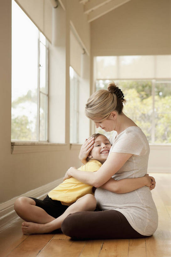 西方人,儿童,中年人,孕妇,两个人,家庭,母亲,女儿,坐,抱,盘腿,竖图,室内,白天,侧面,纯洁,植物,窗户,地板,欧洲,欧洲人,阴影,服装,反射,影子,地面,注视,休闲装,木地板,玻璃窗,相视,树,树木,小孩,衣服,黄色,绿色,自然,低头,观察,看,休闲,温暖,温馨,母女,一家人,面对面,怀孕,休闲服,可爱,母爱,童年,童趣,服饰,生长,成长,抱着,观看,对视,和睦,察看,互视,搂着,待产,关注,相对,童真,烂漫,无邪,相看,妊娠,准妈妈,垂头,天真,女孩,女人,女性,中年女性,白种人,孩子,产妇,怀抱,搂,搂抱,盘腿而坐,盘膝,盘着腿的,盘着腿坐,双腿交叉,抬头,相抱,仰头,拥抱,坐着,彩图,全身,融洽,女生