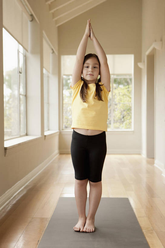 西方人,儿童,一个人,站,举,竖图,室内,白天,正面,锻炼,瑜伽,纯洁,运动,植物,窗户,地板,欧洲,欧洲人,仅一个女性,仅一个人,阴影,服装,反射,毯子,影子,墙,地面,祝福,注视,休闲装,光脚,娱乐,木地板,玻璃窗,墙壁,墙面,树,树木,虔诚,小孩,衣服,黄色,绿色,灰色,自然,瑜伽垫,垫子,观察,看,祈祷,双手合十,托,站着,仅一个小孩,享受,休闲,赤脚,休闲服,放松,可爱,童年,童趣,养生,服饰,生长,成长,观看,察看,关注,感谢,合掌,瑜伽毯,童真,烂漫,无邪,室内运动,合十礼,合掌礼,合十,莲华合掌,感恩,树式,天真,女孩,女人,女性,白种人,孩子,举起,举手,举着,向上举,向上伸,向上托,站立,彩图,全身,健身,女生