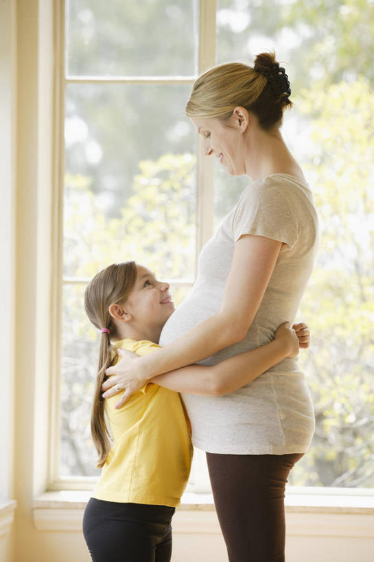 西方人,儿童,中年人,孕妇,两个人,家庭,母亲,女儿,站,抱,竖图,室内,白天,侧面,纯洁,植物,窗户,欧洲,欧洲人,阴影,服装,朦胧,模糊,反射,影子,注视,休闲装,玻璃窗,相视,树,树木,小孩,衣服,黄色,绿色,自然,低头,观察,看,站着,休闲,温暖,温馨,母女,一家人,面对面,怀孕,休闲服,可爱,母爱,童年,童趣,服饰,生长,成长,抱着,观看,对视,和睦,察看,互视,搂着,待产,关注,相对,童真,烂漫,无邪,相看,妊娠,准妈妈,垂头,天真,女孩,女人,女性,中年女性,白种人,孩子,产妇,怀抱,搂,搂抱,抬头,相抱,仰头,拥抱,站立,半身,彩图,融洽,女生