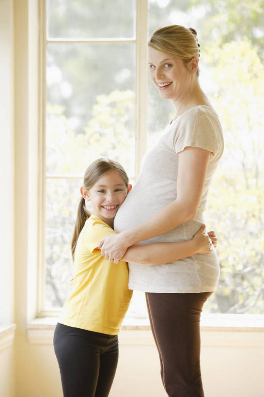 西方人,儿童,中年人,孕妇,两个人,家庭,母亲,女儿,站,抱,笑,微笑,露齿笑,竖图,室内,白天,侧面,纯洁,植物,窗户,欧洲,欧洲人,阴影,服装,朦胧,模糊,反射,影子,听,扭头,依偎,注视,休闲装,玻璃窗,树,树木,小孩,衣服,黄色,绿色,自然,观察,看,靠,靠着,倚靠,站着,转头,休闲,温暖,温馨,母女,一家人,怀孕,休闲服,可爱,母爱,童年,童趣,服饰,生长,成长,抱着,观看,和睦,察看,搂着,倚着,待产,关注,童真,烂漫,无邪,依附,依赖,投靠,妊娠,准妈妈,天真,女孩,女人,女性,中年女性,白种人,孩子,产妇,怀抱,搂,搂抱,相抱,拥抱,站立,半身,彩图,融洽,女生