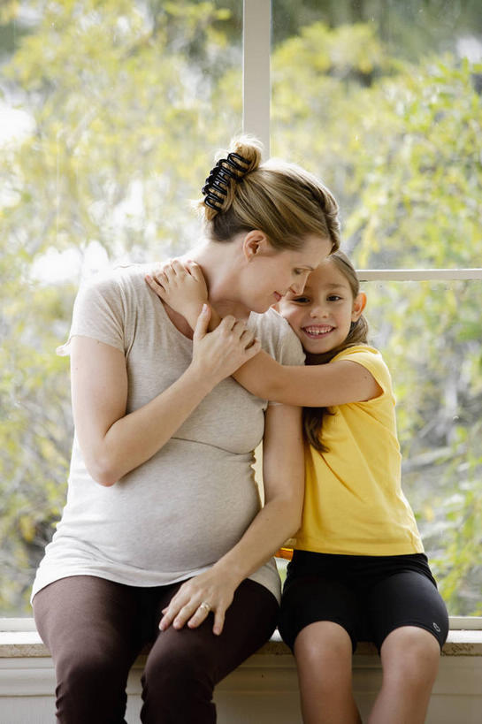 西方人,儿童,中年人,孕妇,两个人,家庭,母亲,女儿,坐,抱,笑,微笑,露齿笑,竖图,室内,白天,正面,纯洁,植物,窗户,欧洲,欧洲人,阴影,服装,反射,影子,注视,休闲装,玻璃窗,树,树木,小孩,衣服,黄色,绿色,自然,观察,看,休闲,温暖,温馨,母女,一家人,怀孕,休闲服,可爱,母爱,童年,童趣,服饰,生长,成长,抱着,观看,和睦,察看,搂着,待产,关注,童真,烂漫,无邪,妊娠,准妈妈,天真,女孩,女人,女性,中年女性,白种人,孩子,产妇,怀抱,搂,搂抱,相抱,拥抱,坐着,半身,彩图,融洽,女生