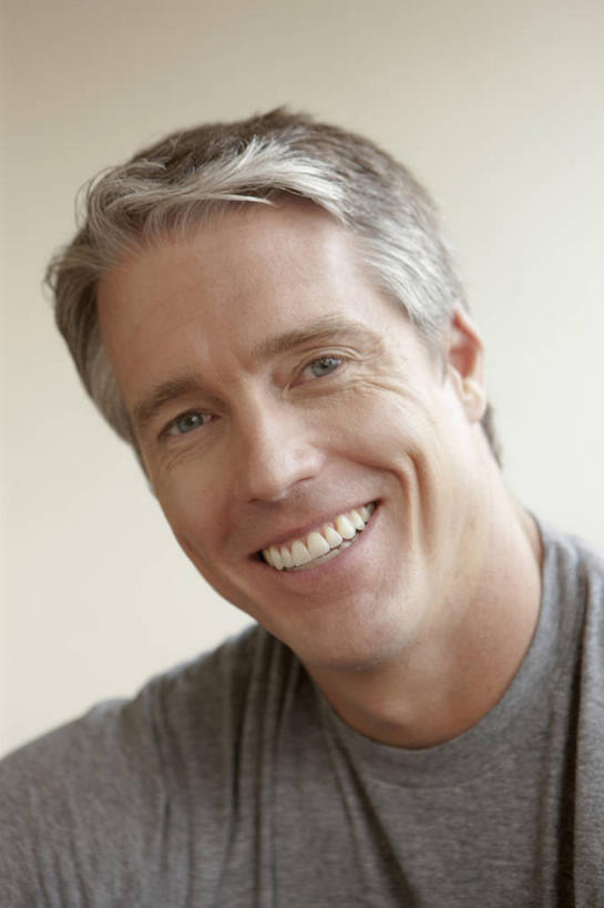 西方人,脸,头,脸颊,脖子,一个人,笑,微笑,露齿笑,竖图,室内,特写,白天,正面,欧洲,欧洲人,仅一个男性,仅一个人,仅一个中年男性,阴影,服装,反射,影子,墙,注视,休闲装,肩膀,墙壁,墙面,衣服,灰色,观察,看,休闲,休闲服,服饰,观看,察看,关注,男人,男性,中年男性,白种人,头部,脖,颈,颈部,脸部,脸蛋,面部,半身,彩图