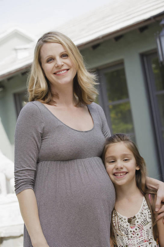 西方人,儿童,中年人,孕妇,两个人,家庭,母亲,女儿,家,站,抱,笑,微笑,露齿笑,竖图,室内,白天,正面,纯洁,植物,窗户,落地窗,欧洲,欧洲人,服装,房屋,屋子,依偎,注视,休闲装,楼房,玻璃窗,住宅,树,树木,小孩,衣服,绿色,自然,观察,看,靠,靠着,倚靠,站着,休闲,温暖,温馨,母女,一家人,怀孕,休闲服,可爱,母爱,童年,童趣,服饰,生长,成长,抱着,观看,和睦,察看,搂着,倚着,待产,关注,童真,烂漫,无邪,依附,依赖,投靠,妊娠,准妈妈,天真,女孩,女人,女性,中年女性,白种人,孩子,产妇,怀抱,搂,搂抱,相抱,拥抱,站立,半身,彩图,房子,融洽,女生