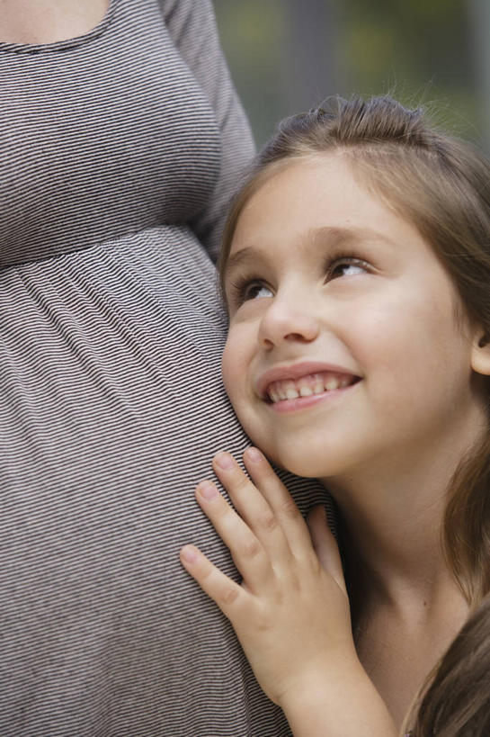 西方人,儿童,中年人,孕妇,脸,头,脸颊,手,两个人,家庭,母亲,女儿,笑,摸,微笑,竖图,室外,特写,白天,正面,纯洁,植物,窗户,落地窗,欧洲,欧洲人,抚摸,服装,朦胧,模糊,注视,休闲装,玻璃窗,树,树木,小孩,衣服,绿色,自然,观察,看,休闲,温暖,温馨,母女,一家人,怀孕,手部,休闲服,可爱,母爱,童年,童趣,服饰,生长,成长,观看,单手,和睦,察看,待产,关注,童真,烂漫,无邪,妊娠,准妈妈,天真,女孩,女人,女性,中年女性,白种人,孩子,头部,脸部,脸蛋,面部,产妇,触摸,接触,半身,彩图,融洽,女生