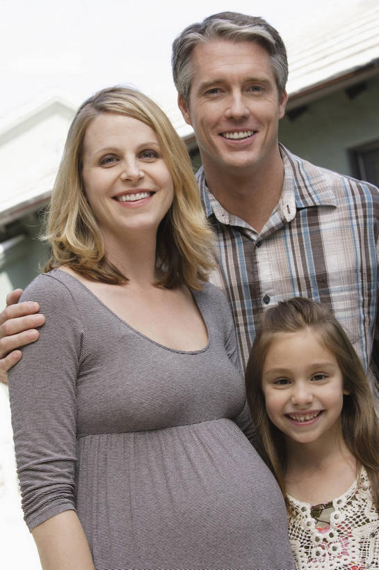 西方人,儿童,中年人,孕妇,三个人,家庭,夫妻,母亲,父亲,女儿,家,站,抱,笑,微笑,露齿笑,竖图,室外,白天,正面,裙子,爱情,纯洁,欧洲,欧洲人,连衣裙,服装,房屋,屋子,浪漫,注视,休闲装,楼房,住宅,小孩,衣服,观察,看,站着,休闲,温暖,温馨,父女,母女,三口之家,一家人,怀孕,休闲服,恩爱,父爱,可爱,母爱,童年,童趣,恋人,服饰,抱着,观看,和睦,察看,搂着,待产,关注,童真,烂漫,无邪,妊娠,准妈妈,天真,男人,男性,女孩,女人,女性,中年男性,中年女性,白种人,孩子,夫妇,情侣,产妇,怀抱,搂,搂抱,相抱,拥抱,站立,半身,彩图,房子,伴侣,融洽,女生