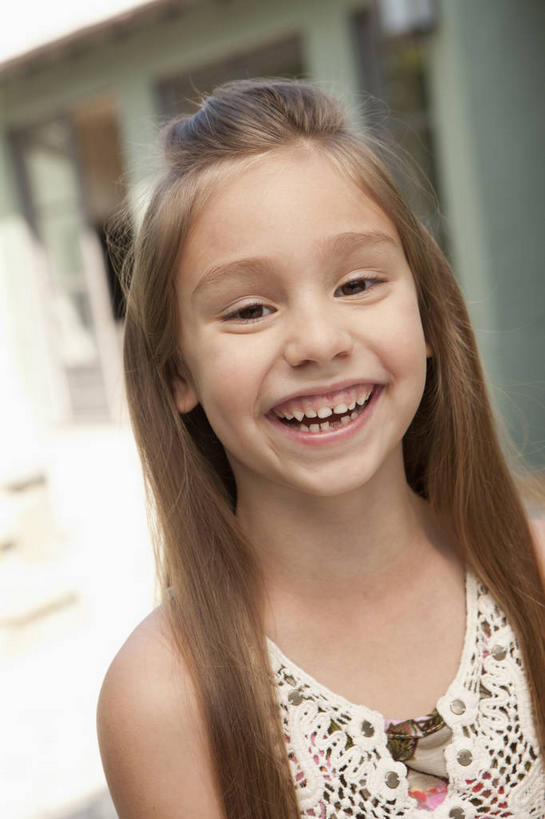 西方人,儿童,脸,头,脸颊,脖子,头发,一个人,站,笑,微笑,露齿笑,竖图,室外,特写,白天,正面,纯洁,欧洲,欧洲人,仅一个女性,仅一个人,阴影,服装,朦胧,模糊,光线,影子,棕色,注视,休闲装,肩膀,小孩,衣服,阳光,观察,看,站着,仅一个小孩,休闲,休闲服,可爱,童年,童趣,服饰,观看,察看,关注,童真,烂漫,无邪,天真,女孩,女人,女性,白种人,孩子,头部,长发,直发,脖,颈,颈部,脸部,脸蛋,面部,站立,半身,彩图,女生