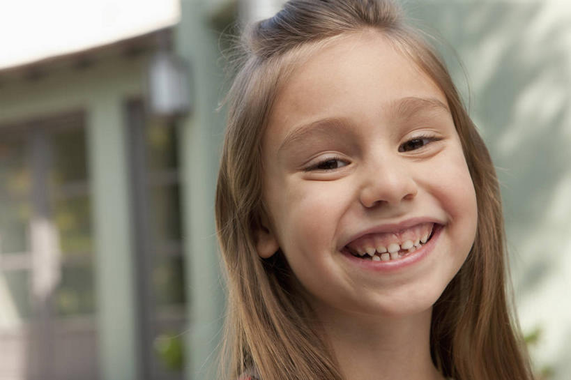 西方人,儿童,脸,头,脸颊,头发,一个人,笑,微笑,露齿笑,横图,室外,特写,白天,正面,纯洁,欧洲,欧洲人,仅一个女性,仅一个人,阴影,朦胧,模糊,光线,影子,棕色,注视,小孩,阳光,观察,看,仅一个小孩,可爱,童年,童趣,观看,察看,关注,童真,烂漫,无邪,天真,女孩,女人,女性,白种人,孩子,头部,长发,直发,脸部,脸蛋,面部,半身,彩图,女生