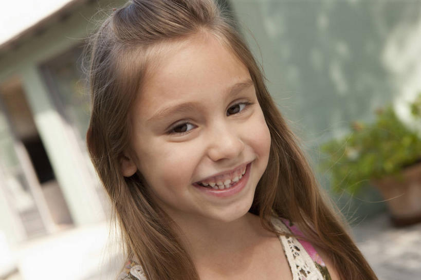 西方人,儿童,脸,头,脸颊,头发,一个人,站,笑,微笑,露齿笑,横图,室外,特写,白天,正面,纯洁,植物,欧洲,欧洲人,仅一个女性,仅一个人,阴影,服装,朦胧,模糊,光线,盆栽,影子,棕色,盆景,注视,休闲装,小孩,衣服,绿色,阳光,自然,观察,看,站着,仅一个小孩,休闲,休闲服,可爱,童年,童趣,服饰,生长,成长,观看,察看,关注,童真,烂漫,无邪,天真,女孩,女人,女性,白种人,孩子,头部,长发,直发,脸部,脸蛋,面部,站立,半身,彩图,女生