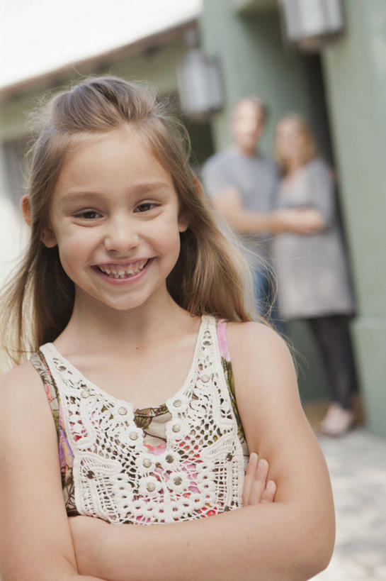 西方人,儿童,中年人,孕妇,三个人,家庭,夫妻,母亲,父亲,女儿,家,站,笑,双手交叉,微笑,露齿笑,竖图,室外,白天,正面,爱情,纯洁,欧洲,欧洲人,阴影,服装,朦胧,模糊,光线,影子,房屋,屋子,浪漫,注视,休闲装,楼房,住宅,小孩,衣服,阳光,观察,看,站着,休闲,温暖,温馨,父女,母女,三口之家,一家人,怀孕,休闲服,恩爱,父爱,可爱,母爱,童年,童趣,恋人,服饰,观看,和睦,察看,双手抱胸,待产,关注,童真,烂漫,无邪,妊娠,准妈妈,天真,男人,男性,女孩,女人,女性,中年男性,中年女性,白种人,孩子,夫妇,情侣,产妇,站立,半身,彩图,房子,伴侣,融洽,女生