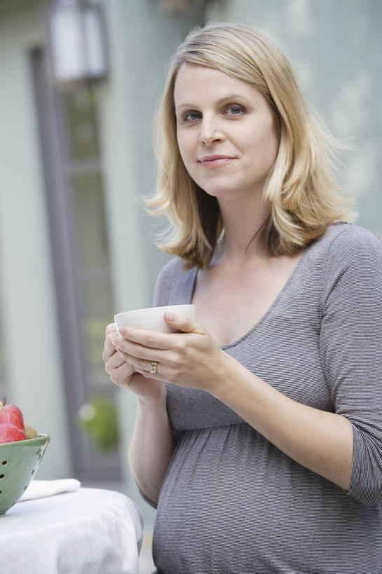 西方人,孕妇,一个人,家,站,捧,笑,微笑,竖图,室外,白天,正面,幸福,植物,茶,杯子,欧洲,欧洲人,仅一个女性,仅一个人,阴影,服装,光线,盆栽,影子,房屋,屋子,茶叶,盆景,注视,休闲装,娱乐,楼房,住宅,衣服,绿色,阳光,自然,水杯,观察,看,站着,仅一个中年女性,享受,休闲,温馨,怀孕,休闲服,放松,乐趣,服饰,生长,成长,观看,察看,提神,舒适,待产,关注,醒脑,妊娠,准妈妈,女人,女性,中年女性,白种人,产妇,茶杯,端,端着,捧着,手捧,站立,半身,彩图,房子