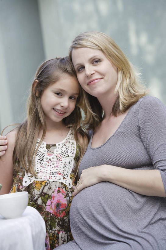 西方人,儿童,中年人,孕妇,两个人,家庭,母亲,女儿,家,站,坐,抱,笑,摸,微笑,露齿笑,竖图,室外,白天,正面,纯洁,餐桌,桌子,杯子,欧洲,欧洲人,抚摸,阴影,服装,光线,布料,影子,陶瓷,房屋,屋子,陶瓷制品,布纹,注视,休闲装,楼房,住宅,桌布,小孩,衣服,阳光,餐巾,水杯,台布,观察,看,站着,休闲,温暖,温馨,母女,一家人,怀孕,休闲服,可爱,母爱,童年,童趣,服饰,餐台,抱着,观看,和睦,察看,搂着,待产,关注,童真,烂漫,无邪,妊娠,准妈妈,天真,女孩,女人,女性,中年女性,白种人,孩子,产妇,茶杯,餐桌布,触摸,怀抱,接触,搂,搂抱,相抱,拥抱,站立,坐着,半身,彩图,房子,融洽,女生