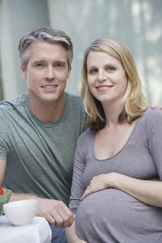 西方人,中年人,孕妇,两个人,家庭,夫妻,家,坐,笑,摸,微笑,露齿笑,竖图,室外,白天,正面,爱情,餐桌,桌子,杯子,欧洲,欧洲人,抚摸,阴影,服装,光线,布料,影子,陶瓷,房屋,墙,屋子,陶瓷制品,浪漫,布纹,注视,休闲装,楼房,墙壁,墙面,住宅,桌布,衣服,阳光,餐巾,水杯,台布,观察,看,休闲,温暖,温馨,一家人,怀孕,休闲服,恩爱,恋人,服饰,餐台,观看,和睦,察看,待产,关注,妊娠,准妈妈,男人,男性,女人,女性,中年男性,中年女性,白种人,夫妇,情侣,产妇,茶杯,餐桌布,触摸,接触,坐着,半身,彩图,房子,伴侣,融洽