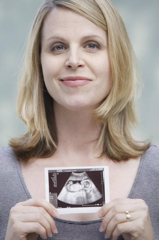 西方人,孕妇,脸,头,脸颊,手,头发,一个人,站,笑,微笑,竖图,照片,室外,特写,白天,正面,欧洲,欧洲人,双手,仅一个女性,仅一个人,握,阴影,服装,检查,光线,医学,影子,拿,拿着,注视,休闲装,肩膀,衣服,阳光,观察,看,站着,仅一个中年女性,休闲,怀孕,手部,休闲服,金色,握着,摄影,服饰,观看,察看,检测,待产,关注,B超,红外线,妊娠,准妈妈,女人,女性,中年女性,白种人,头部,长发,卷发,脸部,脸蛋,面部,产妇,相片,站立,半身,彩图,拍摄,照相