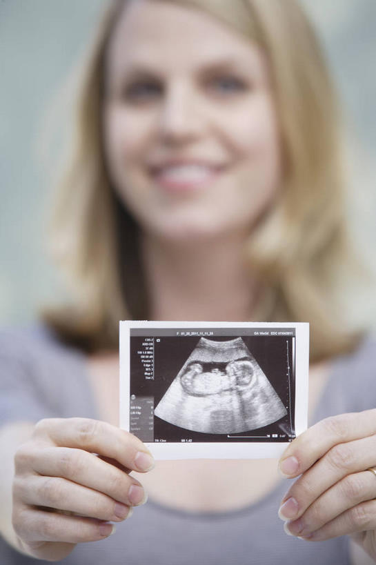 西方人,孕妇,脸,头,脸颊,手,头发,一个人,站,笑,微笑,露齿笑,竖图,照片,室外,特写,白天,正面,欧洲,欧洲人,双手,仅一个女性,仅一个人,握,阴影,服装,检查,朦胧,模糊,光线,医学,影子,拿,拿着,注视,休闲装,肩膀,衣服,阳光,观察,看,站着,仅一个中年女性,休闲,怀孕,手部,休闲服,金色,握着,摄影,服饰,观看,察看,检测,待产,关注,B超,红外线,妊娠,准妈妈,女人,女性,中年女性,白种人,头部,长发,卷发,脸部,脸蛋,面部,产妇,相片,站立,半身,彩图,拍摄,照相