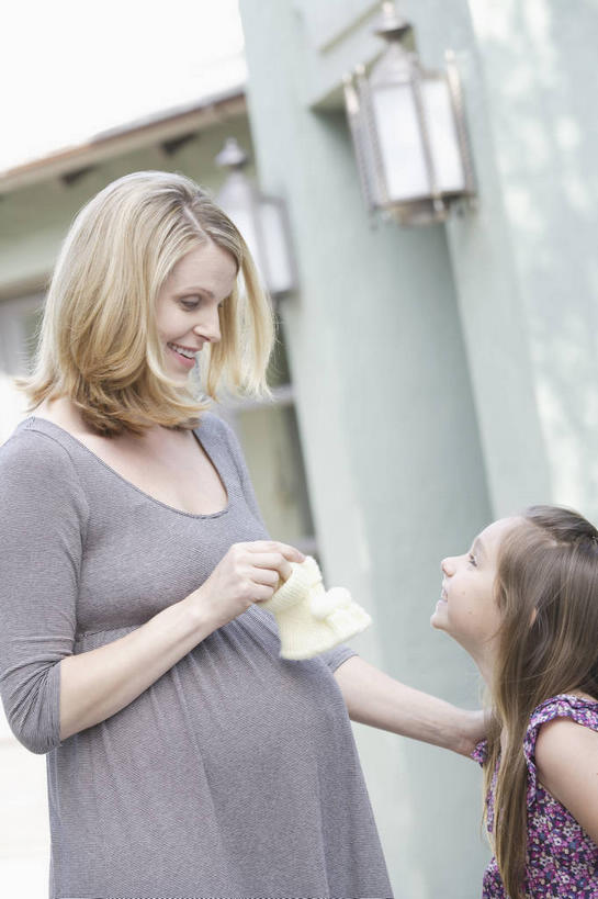 西方人,儿童,中年人,孕妇,两个人,家庭,母亲,女儿,家,站,笑,微笑,露齿笑,竖图,室外,白天,侧面,裙子,纯洁,鞋子,欧洲,欧洲人,握,阴影,连衣裙,服装,光线,影子,房屋,墙,屋子,拿,拿着,注视,楼房,相视,墙壁,墙面,住宅,小孩,衣服,阳光,婴儿鞋,低头,观察,看,站着,温暖,温馨,母女,一家人,面对面,怀孕,可爱,母爱,童年,童趣,握着,服饰,观看,对视,休闲鞋,和睦,察看,互视,待产,衣着,穿着,关注,相对,童真,烂漫,无邪,相看,妊娠,准妈妈,垂头,衣饰,天真,女孩,女人,女性,中年女性,白种人,孩子,产妇,抬头,仰头,站立,半身,彩图,房子,融洽,女生