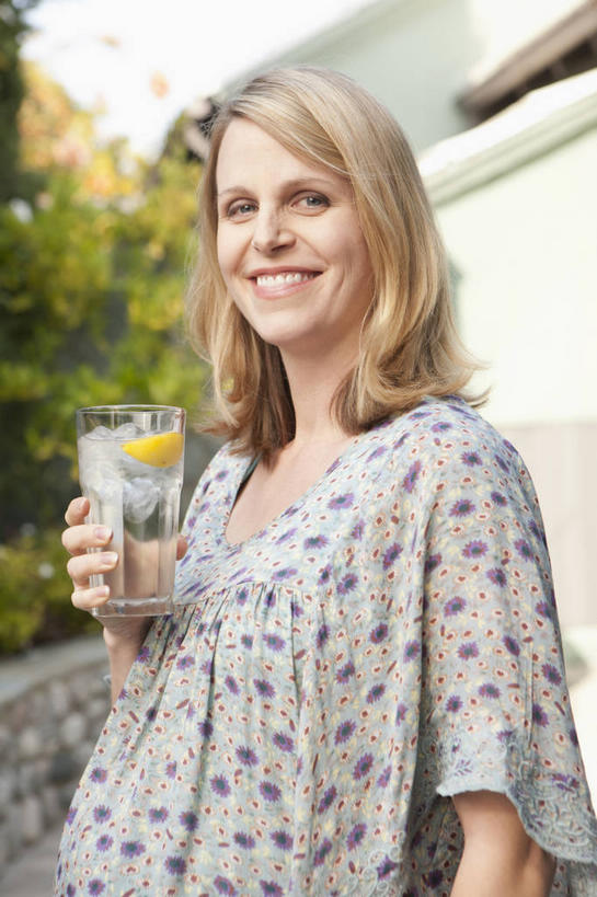 果汁,西方人,孕妇,一个人,家,站,笑,微笑,露齿笑,竖图,室外,白天,侧面,植物,杯子,欧洲,欧洲人,仅一个女性,仅一个人,握,阴影,服装,光线,影子,房屋,墙,屋子,饮品,拿,拿着,扭头,注视,休闲装,楼房,墙壁,墙面,住宅,玻璃制品,树,树木,饮料,一个,衣服,绿色,阳光,自然,水杯,观察,看,站着,转头,仅一个中年女性,休闲,怀孕,休闲服,握着,服饰,生长,单个,成长,观看,察看,待产,关注,可口,妊娠,准妈妈,适口,女人,女性,中年女性,白种人,产妇,玻璃杯,站立,半身,彩图,房子