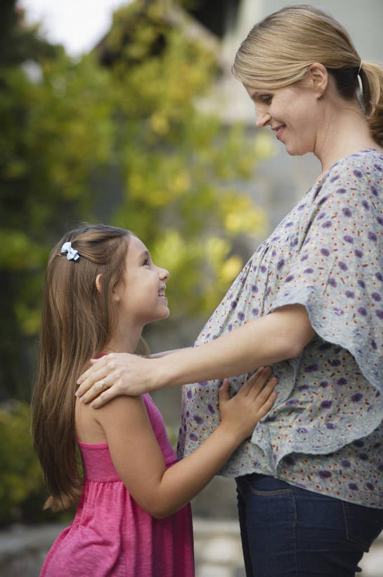 西方人,儿童,中年人,孕妇,两个人,家庭,母亲,女儿,站,笑,微笑,露齿笑,竖图,室外,白天,侧面,纯洁,植物,欧洲,欧洲人,阴影,服装,朦胧,模糊,光线,影子,注视,休闲装,相视,树,树木,小孩,衣服,绿色,阳光,自然,观察,看,站着,休闲,温暖,温馨,母女,一家人,面对面,怀孕,休闲服,可爱,母爱,童年,童趣,服饰,生长,成长,观看,对视,和睦,察看,互视,待产,关注,相对,童真,烂漫,无邪,相看,妊娠,准妈妈,天真,女孩,女人,女性,中年女性,白种人,孩子,产妇,站立,半身,彩图,融洽,女生