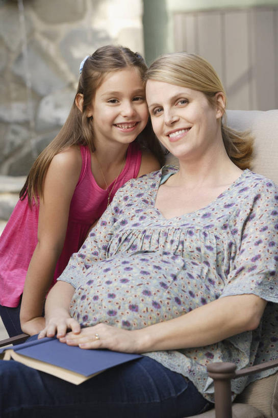 西方人,儿童,中年人,孕妇,两个人,家庭,母亲,女儿,坐,笑,微笑,露齿笑,竖图,室外,白天,正面,纯洁,书籍,椅子,欧洲,欧洲人,握,服装,木椅,拿,拿着,依偎,注视,休闲装,小孩,衣服,观察,看,靠,靠着,倚靠,休闲,温暖,温馨,母女,一家人,怀孕,休闲服,可爱,母爱,童年,童趣,握着,服饰,观看,和睦,察看,倚着,待产,关注,童真,烂漫,无邪,依附,依赖,投靠,妊娠,准妈妈,天真,女孩,女人,女性,中年女性,白种人,孩子,产妇,书,图书,坐着,半身,彩图,融洽,女生