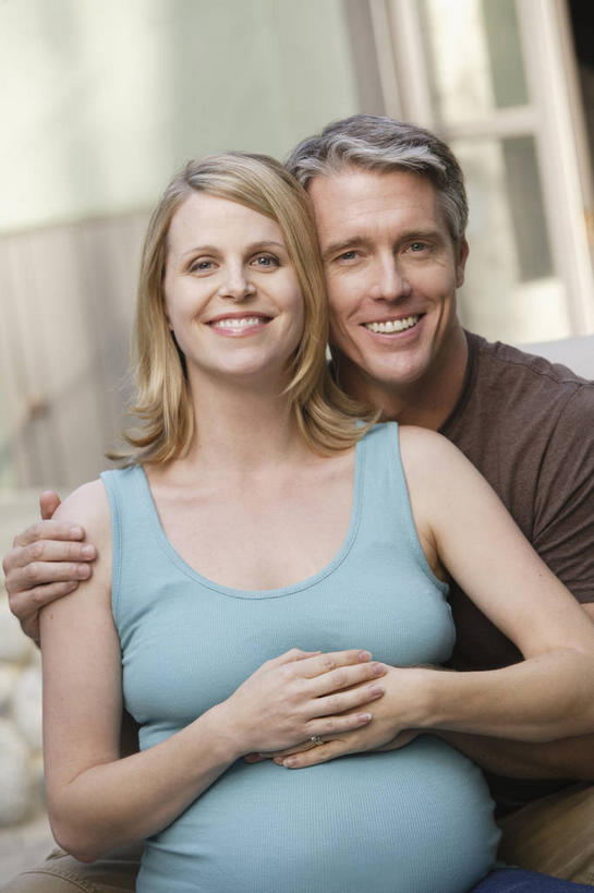 西方人,中年人,孕妇,两个人,家庭,夫妻,家,坐,握手,抱,笑,微笑,露齿笑,竖图,室外,白天,正面,爱情,欧洲,欧洲人,阴影,服装,光线,影子,房屋,墙,屋子,浪漫,依偎,注视,休闲装,楼房,墙壁,墙面,住宅,衣服,阳光,观察,看,靠,靠着,倚靠,休闲,温暖,温馨,一家人,怀孕,休闲服,恩爱,恋人,服饰,抱着,观看,和睦,察看,搂着,倚着,待产,关注,依附,依赖,投靠,妊娠,准妈妈,男人,男性,女人,女性,中年男性,中年女性,白种人,夫妇,情侣,产妇,搀手,怀抱,拉手,搂,搂抱,手搀手,手拉手,手牵手,手握手,相抱,拥抱,坐着,半身,彩图,房子,伴侣,融洽