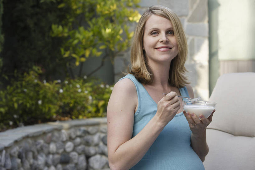 点心,西方人,孕妇,一个人,家,站,笑,微笑,横图,室外,白天,正面,植物,玻璃,欧洲,欧洲人,仅一个女性,仅一个人,握,阴影,服装,朦胧,模糊,光线,影子,勺子,房屋,墙,屋子,食品,甜点,甜品,拿,拿着,注视,休闲装,楼房,墙壁,墙面,住宅,玻璃制品,树,树木,食物,糕点,衣服,蓝色,绿色,阳光,自然,容器,调羹,汤匙,碗,甜食,观察,看,站着,仅一个中年女性,休闲,怀孕,休闲服,握着,服饰,生长,成长,观看,储藏,察看,待产,储存,关注,妊娠,准妈妈,女人,女性,中年女性,白种人,产妇,站立,半身,彩图,房子,贮存