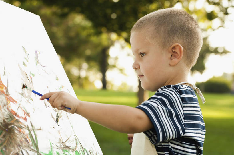 西方人,儿童,一个人,站,笑,微笑,横图,室外,白天,侧面,绘画,纯洁,草地,草坪,植物,欧洲,欧洲人,仅一个男性,仅一个人,握,阴影,服装,朦胧,模糊,艺术,光线,笔,影子,画板,美术用品,拿,拿着,注视,休闲装,画架,文具,草,树,树木,小孩,衣服,绿色,阳光,自然,画笔,观察,看,站着,仅一个小孩,休闲,休闲服,可爱,童年,童趣,握着,服饰,生长,成长,观看,美术,察看,绘图,关注,绘画工具,童真,烂漫,无邪,天真,男孩,男人,男性,白种人,孩子,画画,画图,摹绘,站立,半身,彩图,男生