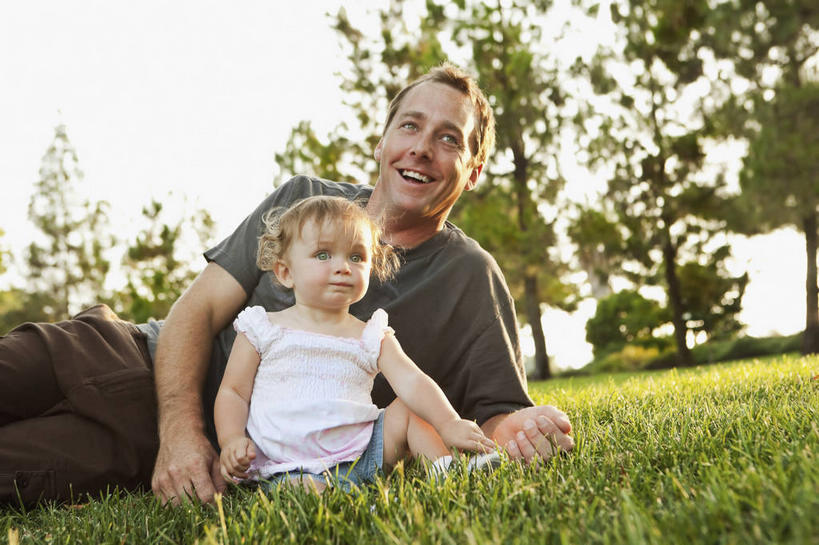 西方人,婴儿,儿童,中年人,两个人,家庭,父亲,坐,躺,笑,微笑,露齿笑,横图,室外,白天,正面,纯洁,草地,草坪,植物,欧洲,欧洲人,阴影,服装,朦胧,模糊,光线,影子,注视,休闲装,草,树,树木,小孩,衣服,绿色,阳光,自然,观察,看,休闲,温暖,温馨,一家人,休闲服,父爱,可爱,童年,童趣,服饰,活泼,生长,成长,观看,和睦,察看,关注,宝宝,童真,纯真,烂漫,无邪,卧着,伶俐,天真,男人,男性,中年男性,白种人,孩子,躺着,卧,坐着,半身,彩图,融洽