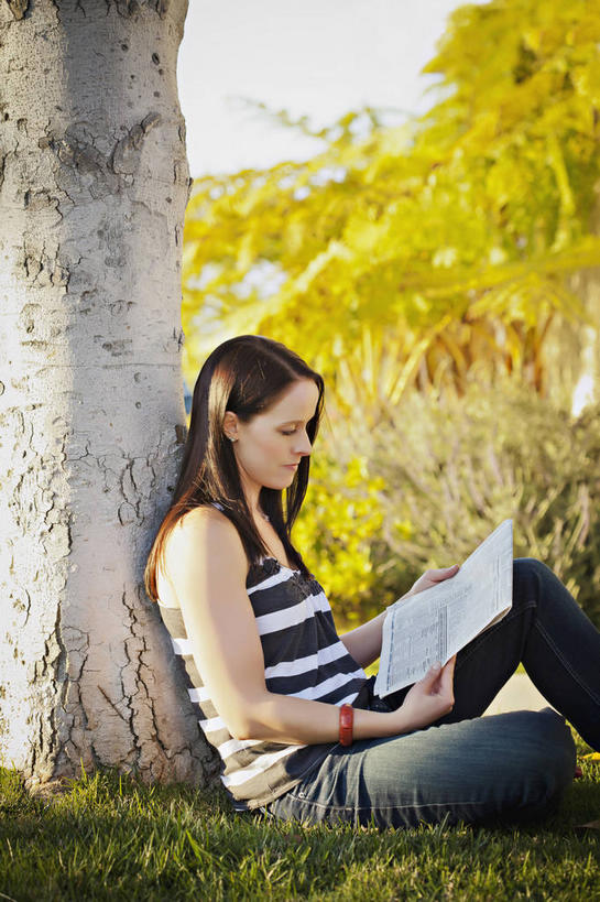 西方人,一个人,坐,竖图,室外,白天,侧面,阅读,草地,草坪,植物,报纸,欧洲,欧洲人,仅一个年轻女性,仅一个女性,仅一个人,握,学习,阴影,服装,裤子,光线,影子,拿,拿着,注视,牛仔裤,休闲装,草,树,树木,衣服,绿色,阳光,自然,观察,看,靠,靠着,倚靠,休闲,休闲服,浏览,握着,服饰,生长,成长,观看,察看,倚着,关注,年轻女性,女人,女性,白种人,坐着,半身,彩图